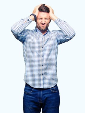 Mavi gözlü yakışıklı iş adamı baş ağrısı çaresiz muzdarip ve stres çünkü ağrı ve migreni. Eller baş.