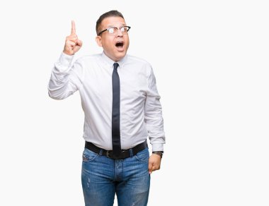 Orta yaş bussines Arap adam başarılı fikirle izole arka plan işaret parmağı üzerinde gözlük takıyorum. Çıktıktan ve mutlu. Bir numara.