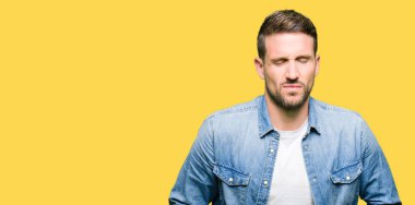 Çünkü mide üzerinde el ile Kot ceket giyen sakal ve mavi gözlü yakışıklı adamla mide bulantısı, ağrılı hastalık hasta hissediyor. Ağrısı kavramı.