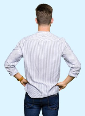 Geriye doğru uzakta silah ile vücut üzerinde seyir duran genç yakışıklı adam