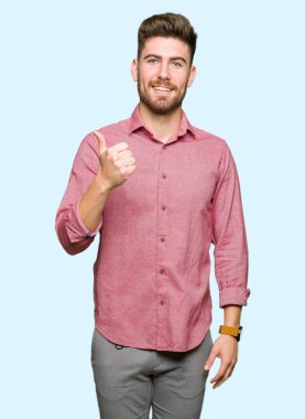 Genç yakışıklı iş casual adam mutlu Yaşasın el hareketini yapıyor. Başarı gösteren kameraya bakarak ifade onaylama.