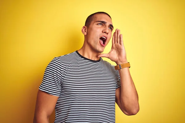 Joven Hombre Guapo Con Camiseta Rayas Sobre Fondo Aislado Amarillo —  Fotos de Stock