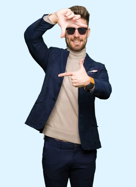 Joven Hombre Guapo Elegante Con Gafas Sol Sonriente Haciendo Montura — Foto de Stock