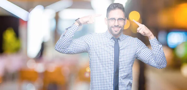 Joven Hombre Negocios Con Gafas Sobre Fondo Aislado Sonriendo Señalando — Foto de Stock