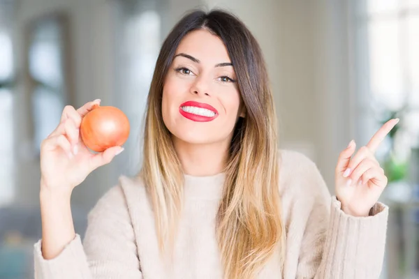 Giovane Bella Donna Che Tiene Cipolla Fresca Casa Molto Felice — Foto Stock