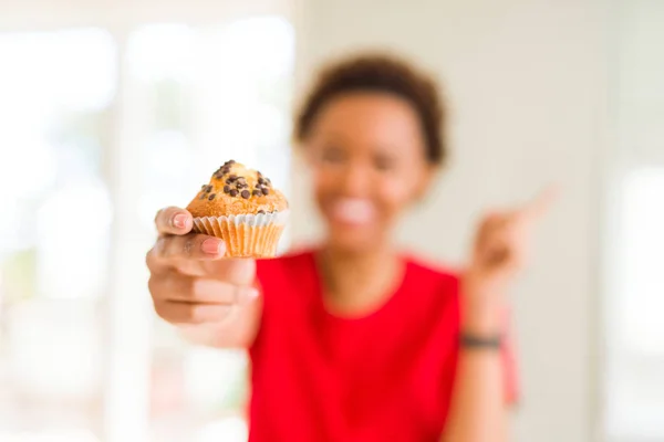 Junge Afrikanisch Amerikanische Frau Isst Schokoladenchips Muffins Sehr Glücklich Zeigt — Stockfoto