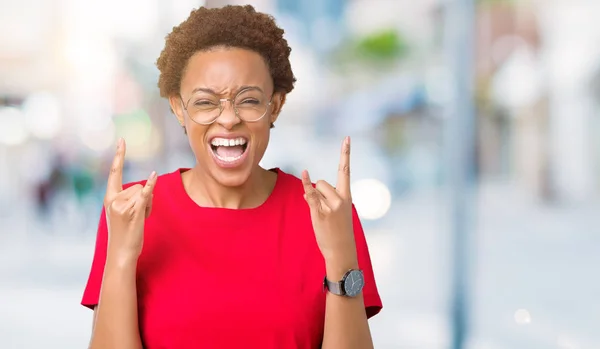 Vackra Unga Afroamerikanska Kvinnan Bär Glasögon Över Isolerade Bakgrunden Ropade — Stockfoto