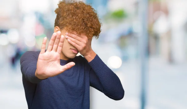 Giovane Bell Uomo Con Capelli Afro Che Coprono Gli Occhi — Foto Stock