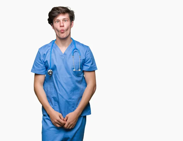 Νέος Γιατρός Φορώντας Ιατρική Στολή Πάνω Από Απομονωμένες Φόντου Κάνοντας — Φωτογραφία Αρχείου