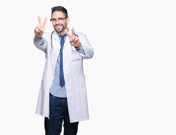Pohledný Mladý Lékař Muž Nad Izolované Pozadí Usmívající Dívá Kamery — Stock fotografie