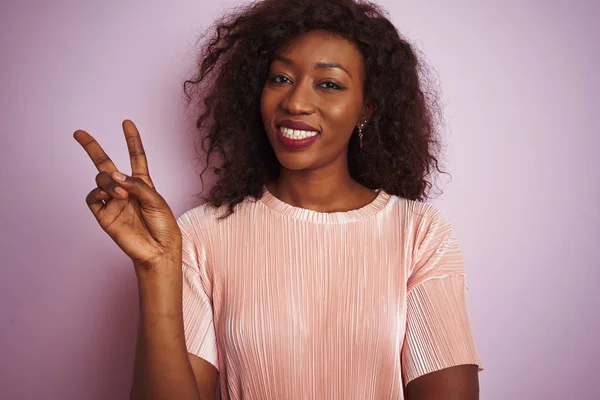 Jonge Afro Amerikaanse Vrouw Dragen Shirt Staande Geïsoleerde Roze Achtergrond — Stockfoto