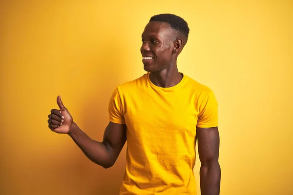 Jeune Homme Afro Américain Portant Shirt Décontracté Debout Sur Fond — Photo