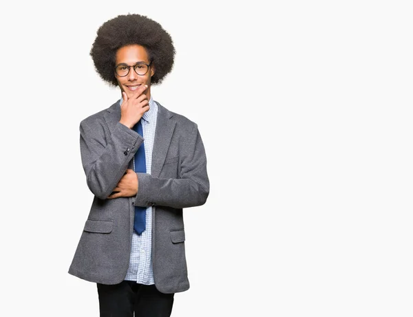 年轻的非洲裔美国商人与非洲头发戴眼镜看自信的镜头与交叉的手臂和手提出的下巴 积极的思考 — 图库照片