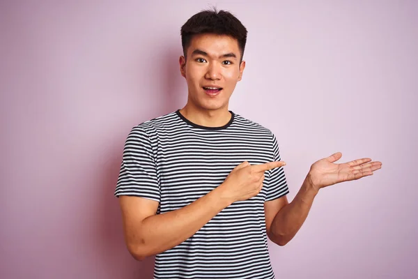 Jeune Asiatique Chinois Homme Portant Rayé Shirt Debout Sur Fond — Photo