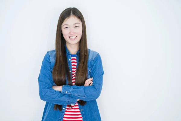 Krásná Mladá Asijská Žena Bílém Izolovaném Pozadí Šťastná Tvář Usmívajíje — Stock fotografie