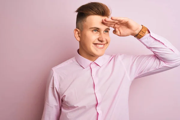 Jonge Knappe Zakenman Dragen Elegante Shirt Staande Geïsoleerde Roze Achtergrond — Stockfoto