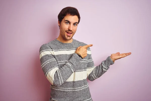 분홍색 서있는 캐주얼 스트라이프 스웨터를 남자는 손으로 손가락으로 가리키는 카메라에 — 스톡 사진