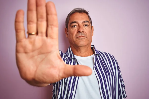 Bonito Homem Meia Idade Vestindo Camisa Listrada Sobre Fundo Rosa — Fotografia de Stock