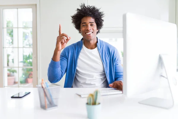 African American Man Werken Met Behulp Van Computer Verrast Met — Stockfoto