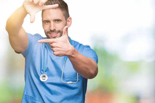 Knappe Jonge Dokter Chirurg Man Geïsoleerde Achtergrond Glimlachend Maken Frame — Stockfoto