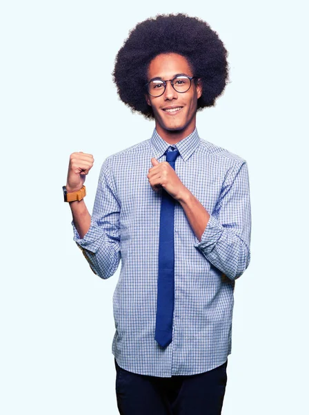 Junger Afrikanisch Amerikanischer Geschäftsmann Mit Afro Haaren Brille Die Nach — Stockfoto