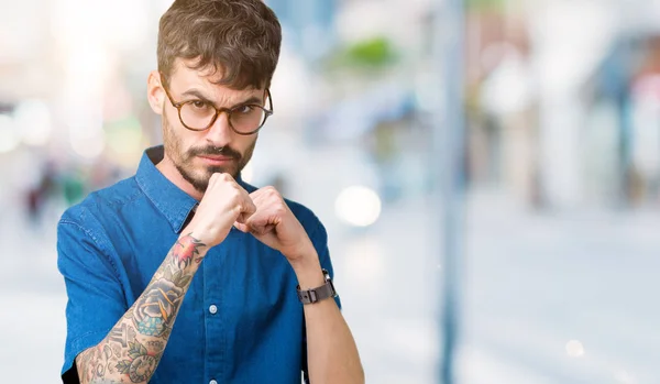 Junger Gutaussehender Mann Mit Brille Über Isoliertem Hintergrund Bereit Mit — Stockfoto