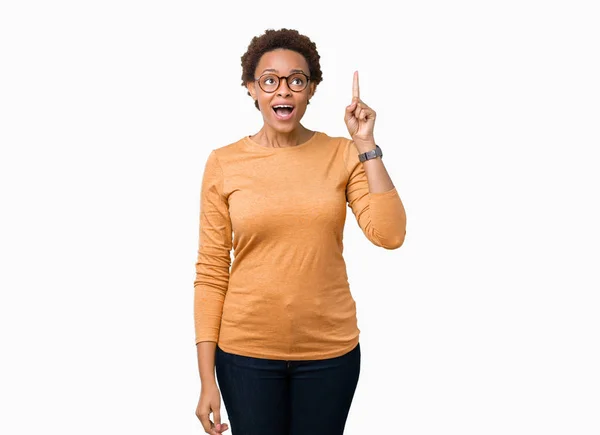 Молодая Красивая Африканская Американка Очках Изолированном Фоне Показывает Пальцем Успешную — стоковое фото