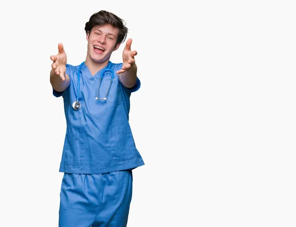 Giovane Medico Indossa Uniforme Medica Sfondo Isolato Guardando Fotocamera Sorridente — Foto Stock