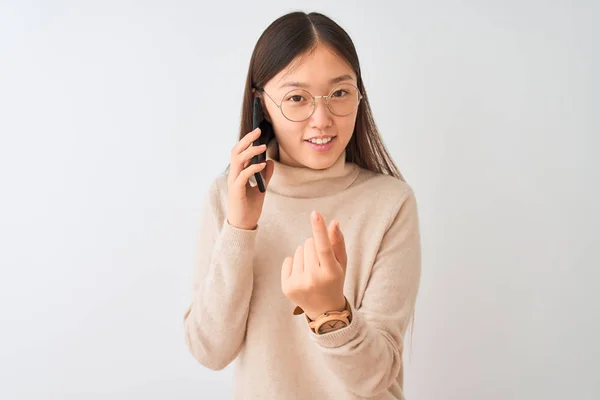 Joven Mujer China Hablando Teléfono Inteligente Sobre Fondo Blanco Aislado —  Fotos de Stock