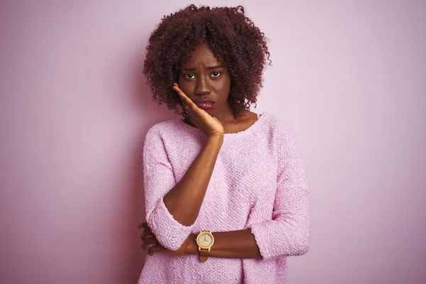 孤立したピンクの背景の上に立つセーターを着た若いアフリカのアフロ女性は 腕を組んだうつ病の問題に疲れて退屈しているように見える — ストック写真