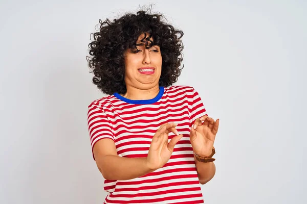 Junge Arabische Frau Mit Lockigem Haar Trägt Gestreiftes Shirt Über — Stockfoto