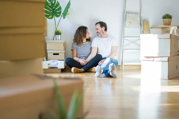 Romantische Paare mittleren Alters sitzen verliebt auf der Wohnung — Stockfoto