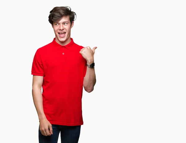 Izole Arka Plan Üzerinde Kırmızı Shirt Giyen Genç Yakışıklı Adam — Stok fotoğraf