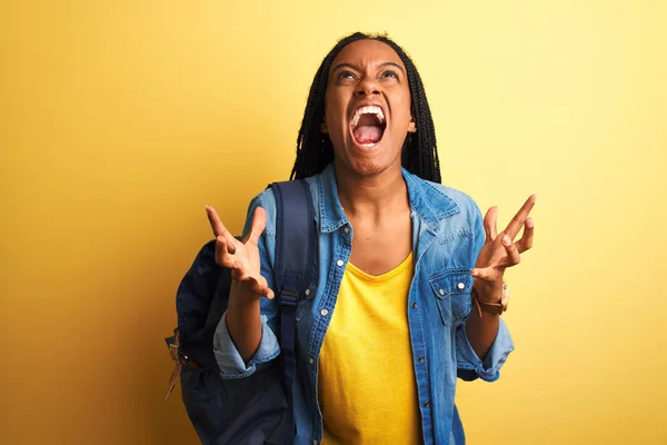 Afro Amerikaanse Student Vrouw Draagt Rugzak Staan Geïsoleerde Gele Achtergrond — Stockfoto