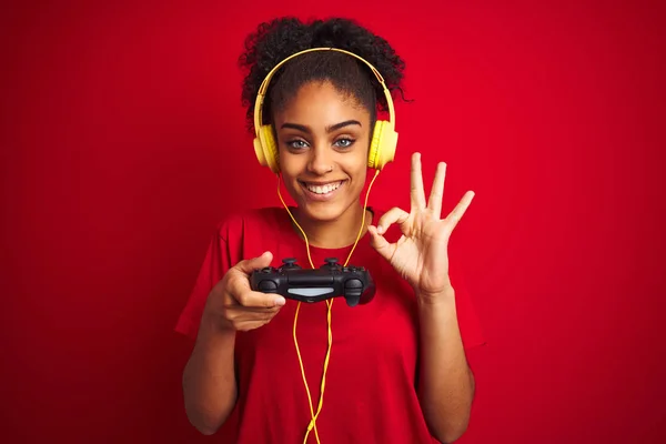 Afro Žena Hrající Videohru Pomocí Pákového Ovladače Sluchátek Přes Izolované — Stock fotografie