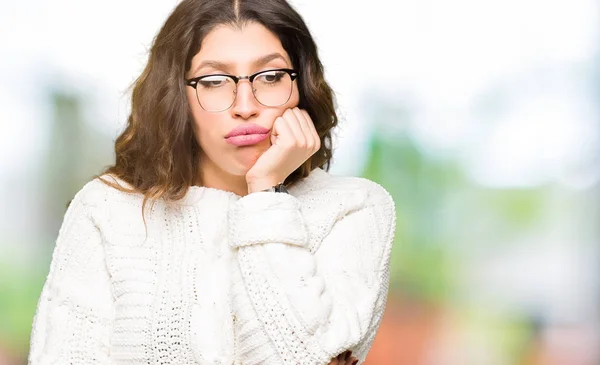 Jovem Mulher Bonita Usando Óculos Pensando Que Parece Cansado Entediado — Fotografia de Stock