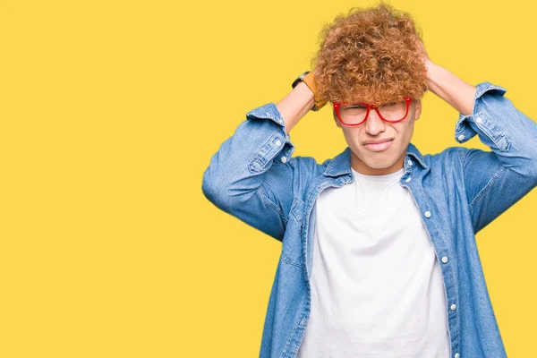 Stilig Ung Man Med Afro Hår Glasögon Som Lider Huvudvärk — Stockfoto