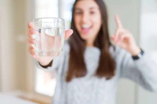 Vacker Ung Kvinna Dricker Ett Färskt Glas Vatten Förvånad Med — Stockfoto