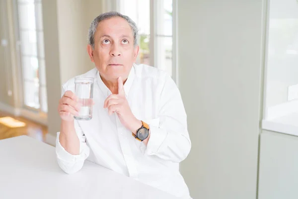 Hombre Mayor Guapo Bebiendo Vaso Agua Fresca Casa Cara Seria — Foto de Stock