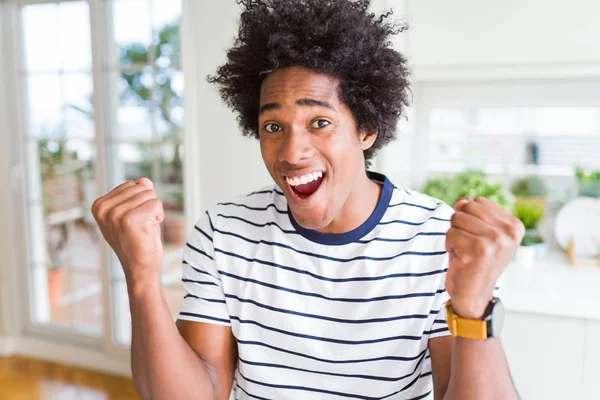 Hombre Afroamericano Con Camisetas Rayas Celebrando Sorprendido Sorprendido Por Éxito —  Fotos de Stock