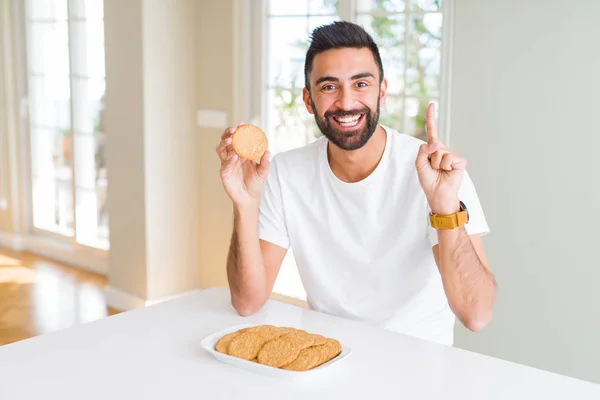 Όμορφος Ισπανικός Άνθρωπος Που Τρώει Υγιή Ολόκληρα Μπισκότα Δημητριακών Έκπληκτος — Φωτογραφία Αρχείου
