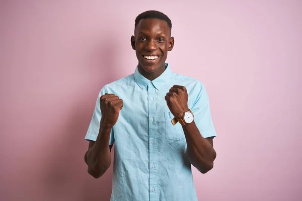 Afro Amerikai Férfi Visel Kék Alkalmi Póló Állt Elszigetelt Rózsaszín — Stock Fotó