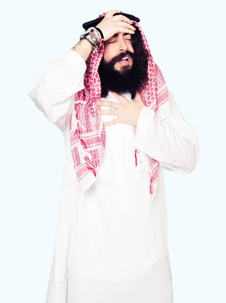 Арабский Бизнесмен Длинными Волосами Одетый Традиционный Шарф Кеффийе Трогает Лоб — стоковое фото