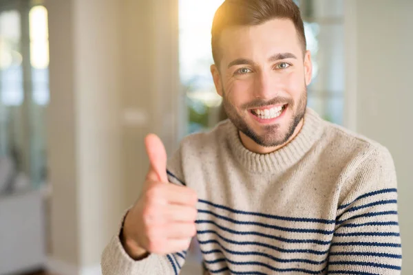 Jonge Knappe Man Thuis Blij Met Grote Glimlach Doen Teken — Stockfoto