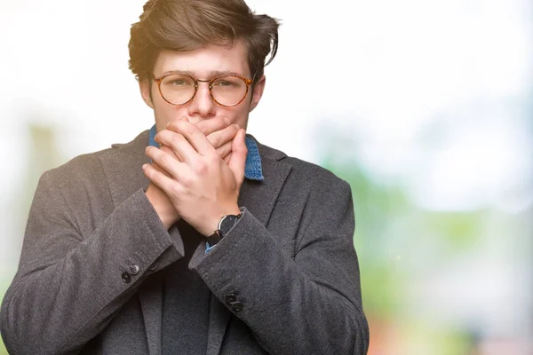 Junger Gutaussehender Geschäftsmann Mit Brille Über Isoliertem Hintergrund Schockierte Den — Stockfoto
