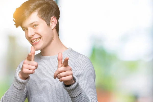 Joven Hombre Guapo Con Suéter Invierno Sobre Fondo Aislado Señalando —  Fotos de Stock