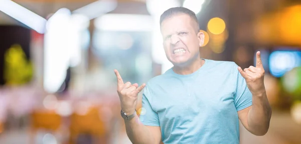 Medelåldern Arabiska Mannen Klädd Blå Shirt Över Isolerade Bakgrunden Ropade — Stockfoto