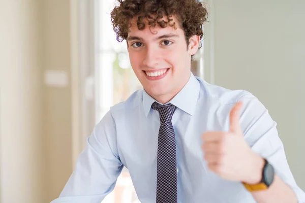戴领带的年轻商人用手做着快乐的大拇指 查看显示成功的相机的审批表情 — 图库照片