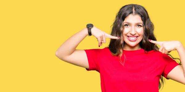 Mujer Hermosa Joven Vistiendo Camiseta Casual Sonriendo Confiado Mostrando Señalando — Foto de Stock