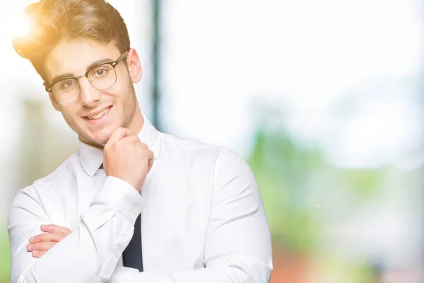 Joven Hombre Negocios Con Gafas Sobre Fondo Aislado Mirando Confiado —  Fotos de Stock